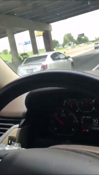 Un débile s'amuse à la fenetre de sa voiture sur l'autoroute et tombe