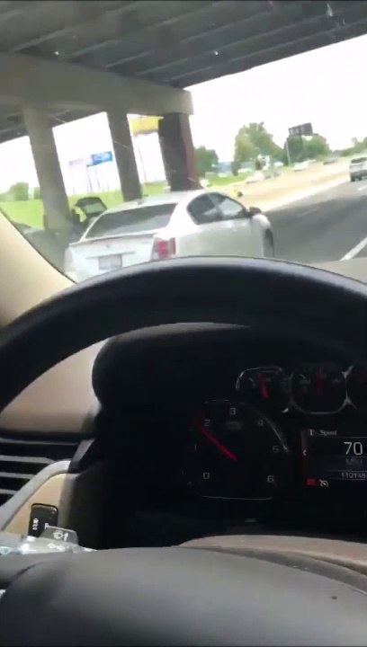 Un débile s'amuse à la fenetre de sa voiture sur l'autoroute et tombe