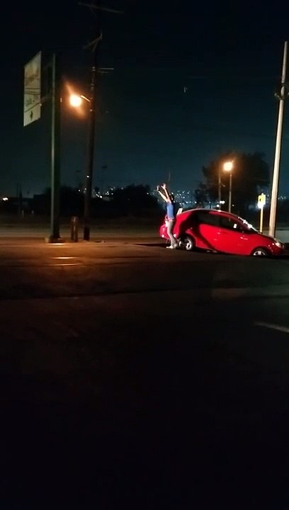 Un train détruit une voiture bloquée à un passage à niveau