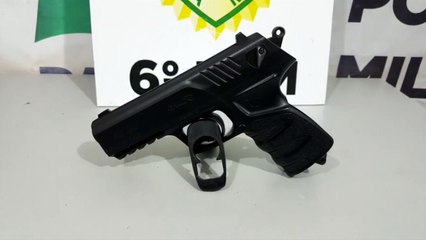 Homem é detido com simulacro de pistola
