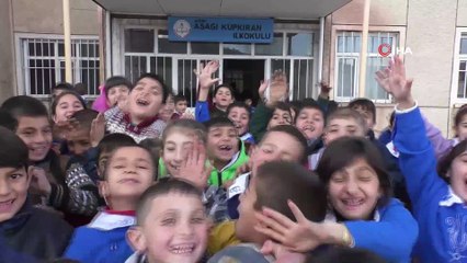 Ağrılı minik öğrencilerden Cem Adrian’a ‘doğum günü’ sürprizi