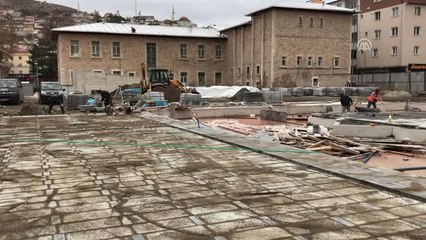 Molozların Arasına Konulan Atatürk Heykeli, Tepkiler Üzerine Kapalı Alana Taşındı