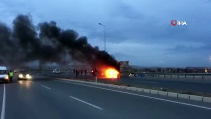 Seyir halindeki tır böyle alev aldı