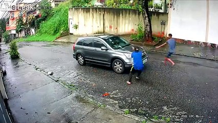 Criminali rubano auto a coppia di anziani