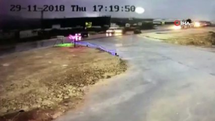 Otomobile çarpan kamyonet devrildi: 1 yaralı...Feci kaza güvenlik kamerasında