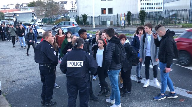 150 lycéens dans la rue et les CRS au dépôt pétrolier