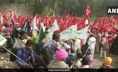 സര്‍ക്കാരിനെ വിറപ്പിക്കാന്‍   ചെങ്കൊടിയേന്തിയ കര്‍ഷകര്‍ | Oneindia Malayalam