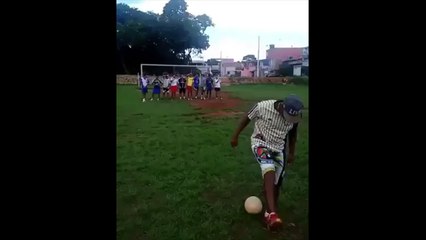 ¡Como Si Se Tratase de un Videojuego! Golazo de Tacón de Libre Directo