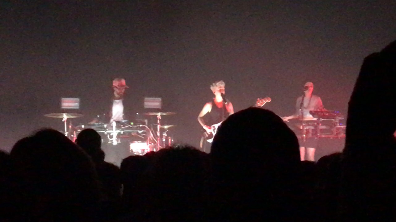 En concert à Cesson, Jeanne Added dédie le titre A war is coming aux TransMusicales