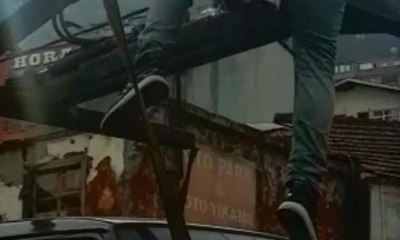 Otomobilini çeken çekicinin üstünde 3 kilometre gitti