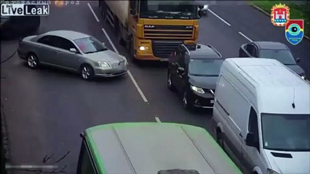 Un camion explose littéralement l'avant d'une voiture qu'il n'avait visiblement pas vu du tout