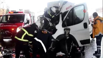 Minibüs Tıra Çarptı, Sürücü Araçta Sıkıştı