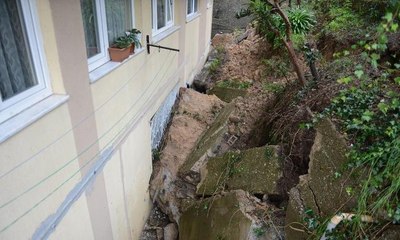 İstinat duvarı çöktü, vatandaş isyan etti