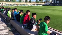 Visita de Unos Niños Japoneses a Inui en La Ciudad Deportiva del Betis