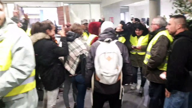 Gap: des Gilets jaunes investissent l'hôtel de ville et entonnent la Marseillaise