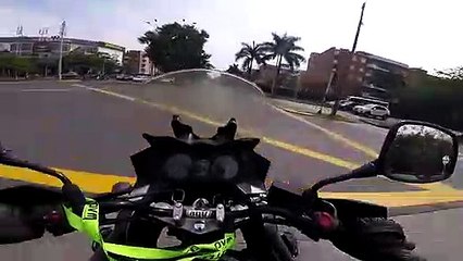 Une femme en scooter grille la priorité à un motard... Douloureux