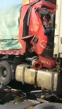 Les images de ce carambolage entre plusieurs camions et voitures sont incroyables