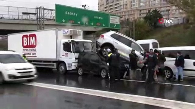 TEM Otoyolu'nda zincirleme kaza...7 araç böyle birbirine girdi