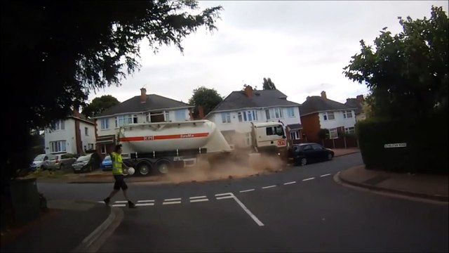 Spectaculaire accident d'un camion-citerne qui défonce tout ce qui se trouve sur son passage