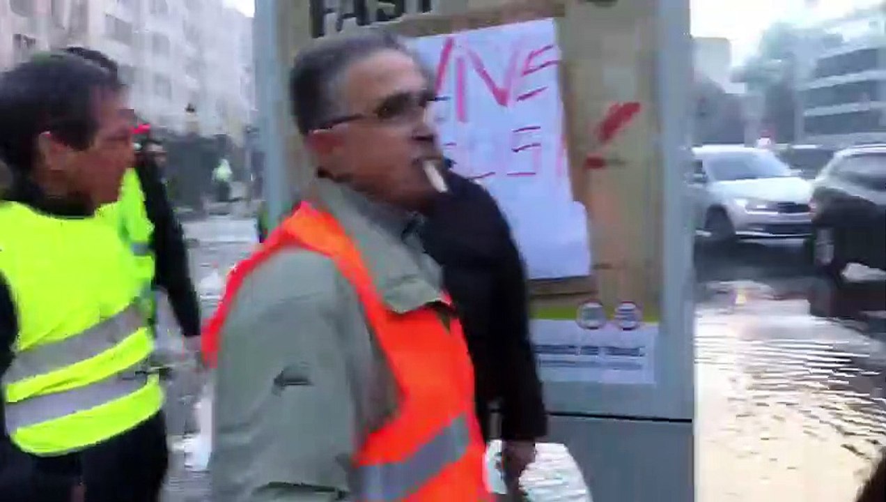 Les Gilets jaunes copieusement arrosés, le boulevard du Régent est inondé