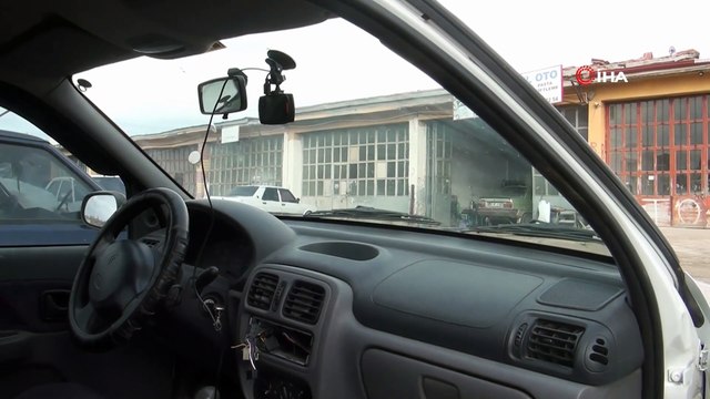 Önüne çıkan araçtan kaçarken refüjdeki direğe çarptı ...Kaza anı, saniye saniye araç kamerasına yansıdı