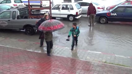 Öğrenciler Okul Çıkışı Sağanak Yağmura Tutuldu