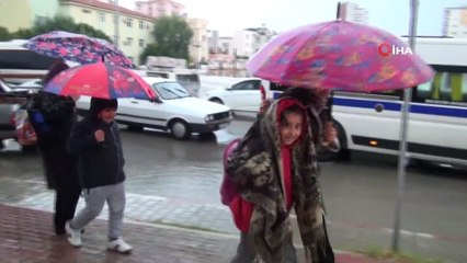 Öğrenciler okul çıkışı sağanak yağmura tutuldu