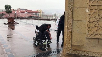 Abdest almakta zorlanan engelliye polis yardım etti - ANKARA