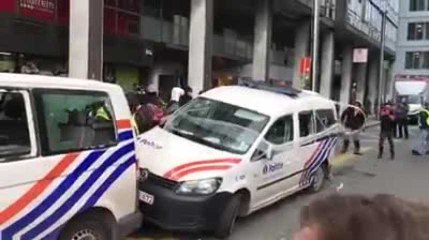 Bruxelles: une voiture de police vandalisée par des "gilets jaunes"