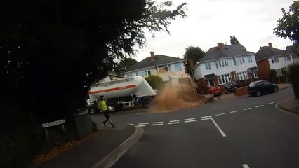 Accident d'un camion-citerne dans une rue