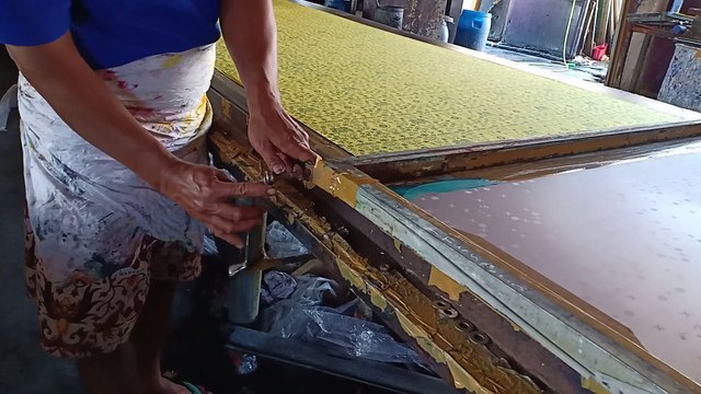Pembuatan seragam batik sekolah dan kantor murah tahap awal menyiapkan plangkan screen di Batikdlidir