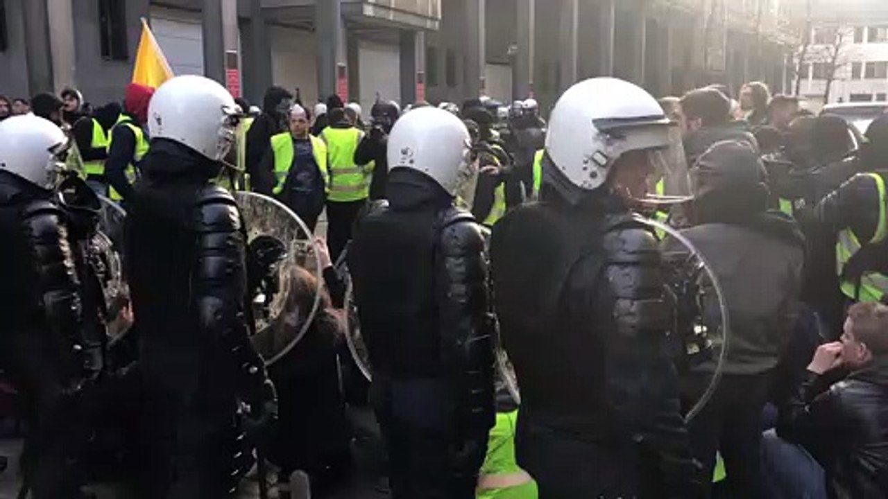 Gilets jaunes: la police encercle les manifestants à Bruxelles