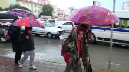 Öğrenciler Okul Çıkışı Sağanak Yağmura Tutuldu