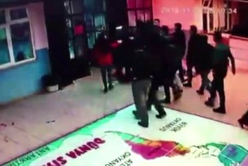 Okul Önünde Öğretmenle Tartışan Öfkeli Veli, Akrabalarını Toplayıp Okulu Bastı