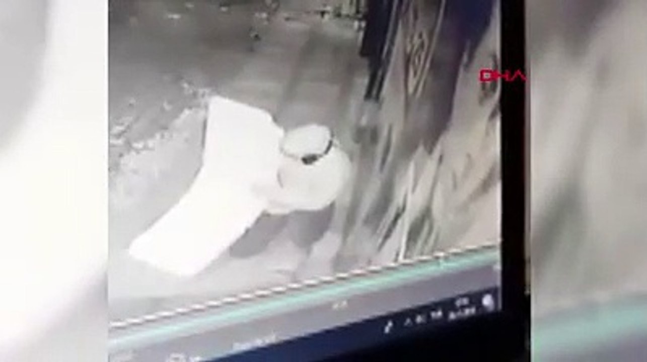 Üşüyen sokak köpeğinin üstünü kendi montuyla örttü