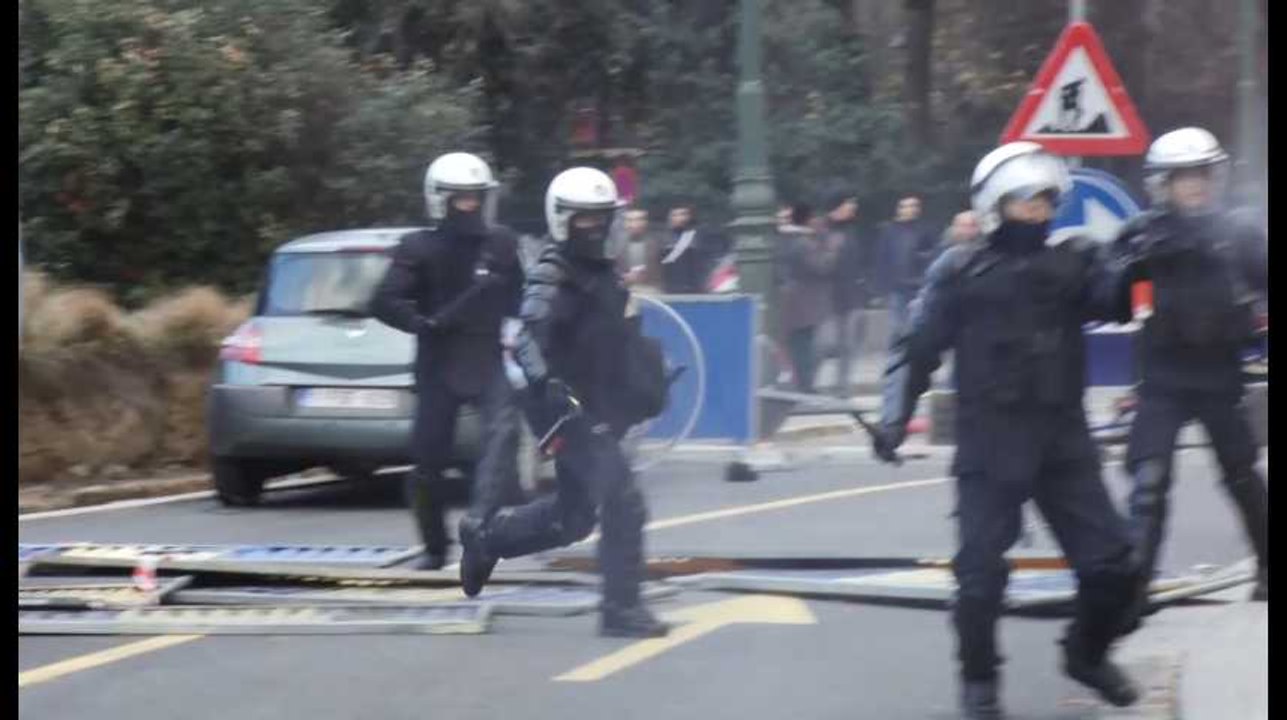 Gilets jaunes : des manifestants bloquent le boulevard du Jardin Botanique, la police charge à proximité de la place Madou