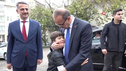 Vali Yavuz 10 Yaşındaki Çocuğun 'Cuma Namazı' İsteğini Kırmadı