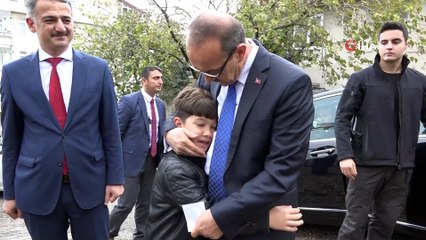 Vali Yavuz 10 yaşındaki çocuğun 'cuma namazı' isteğini kırmadı