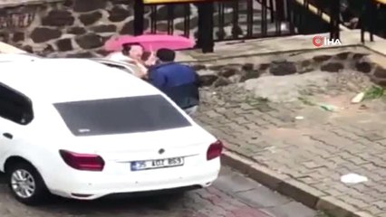 Sokak Ortasında Kadını Acımasızca Döven Şahıs Önce Yakalandı Sonra Serbest Bırakıldı