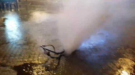 Un geyser place Verte à Verviers après un accrochage d'une voiture