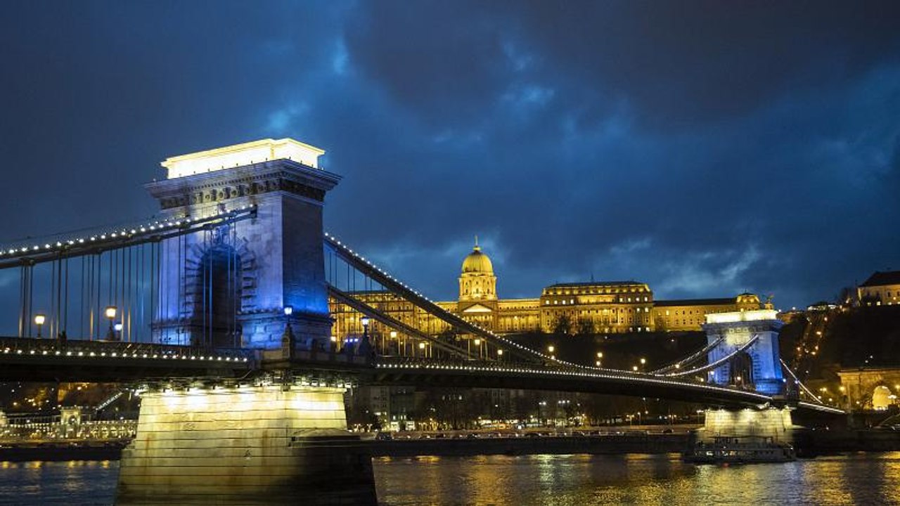 Skót dudások és fényfestés a Lánchídnál