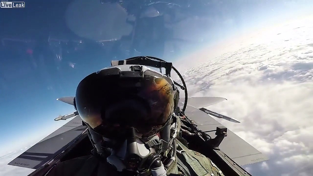 Vue Gopro d'un pilote d'avion de chasse en plein vol !