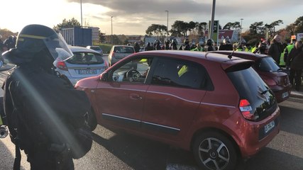 Gilets jaunes. Les CRS évacuent le giratoire de Luscanen