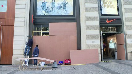 Champs-Elysées: des commerces se barricadent avant samedi