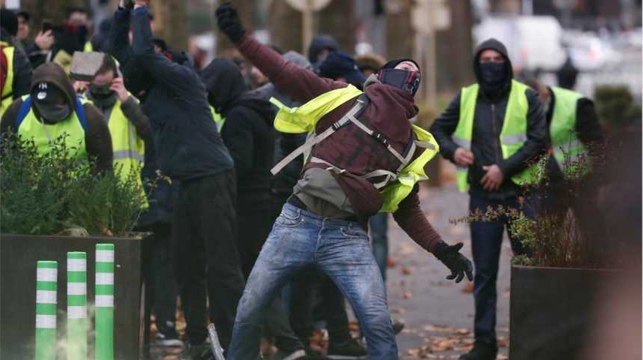 Des Foulards rouges prêts à affronter des Gilets jaunes