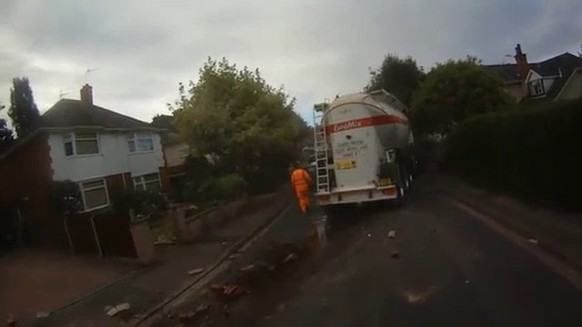 Un camion-citerne hors de controle détruit tout sur son passage