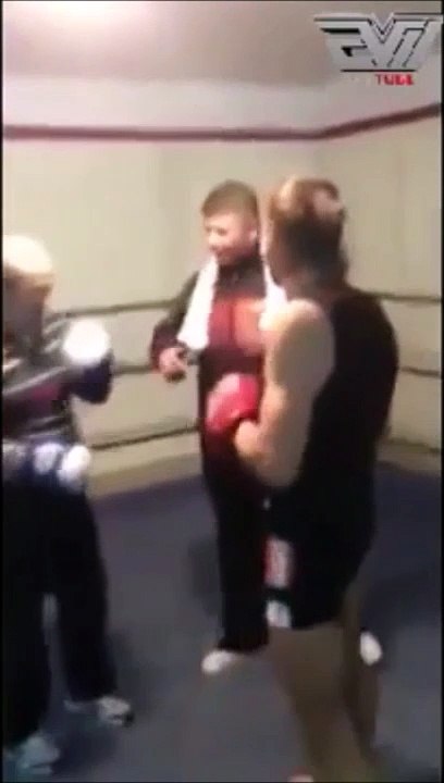 Grand-père VS jeune boxeur... Il a encore la forme le papy