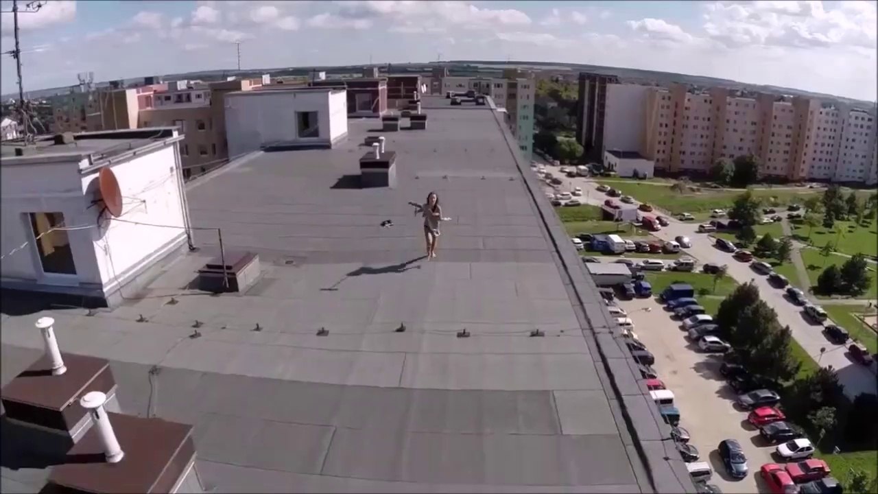 Un drone surprend une demoiselle qui bronze en petite tenue sur le toit d'un immeuble
