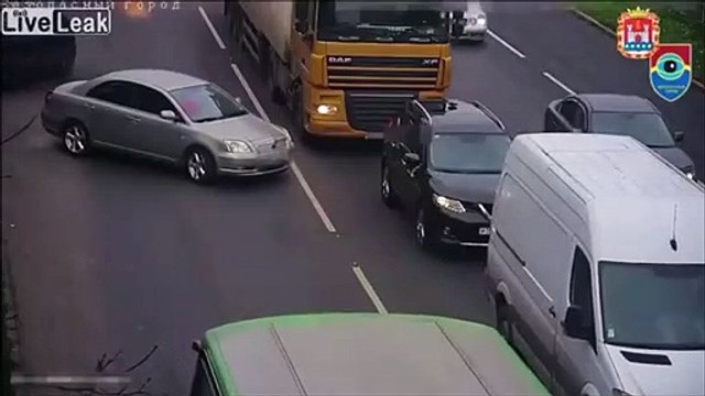 Un camion arrache l'avant d'une voiture qu'il n'avait pas vu