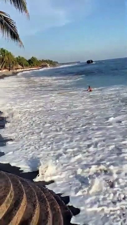Ce surfeur se fait ravager par une grosse vague en bord de plage